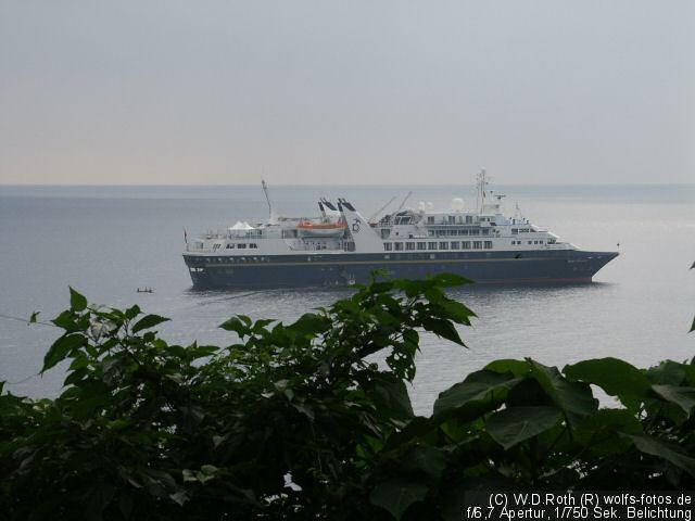 Die World Discoverer vor Ambryam