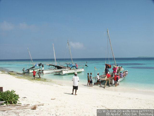 Strand mit Auslegerbooten