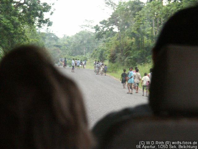 Schulkinder auf dem Schulweg