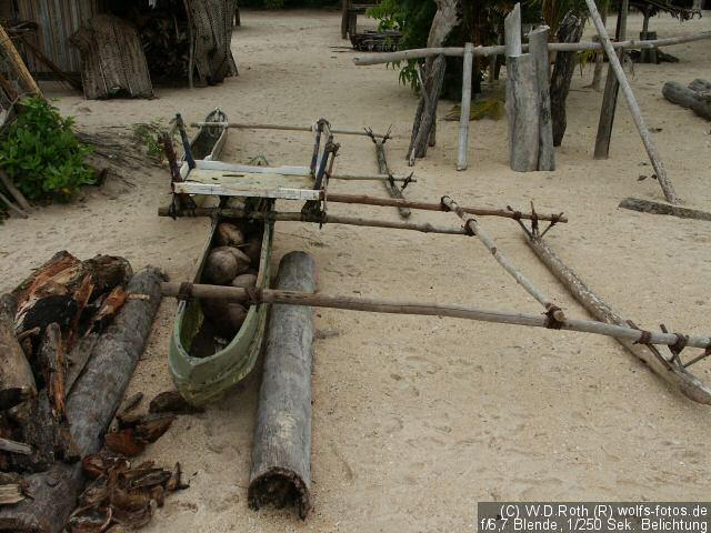 Auslegerboot an Land