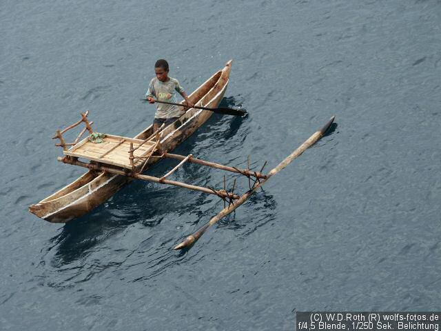 Auslegerboote umkreisen die World Discoverer 2