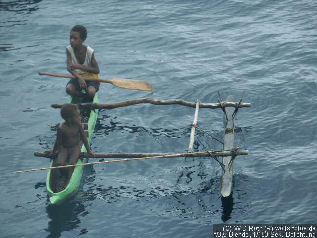 Auslegerboote umkreisen die World Discoverer 3