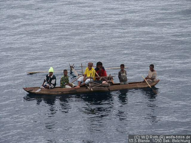 Auslegerboote umkreisen die World Discoverer 4