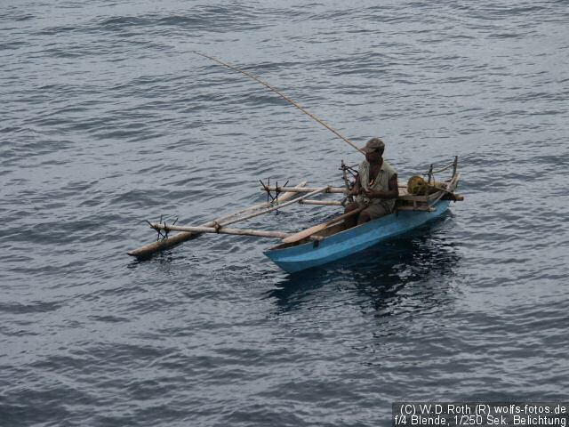 Auslegerboote umkreisen die World Discoverer 5