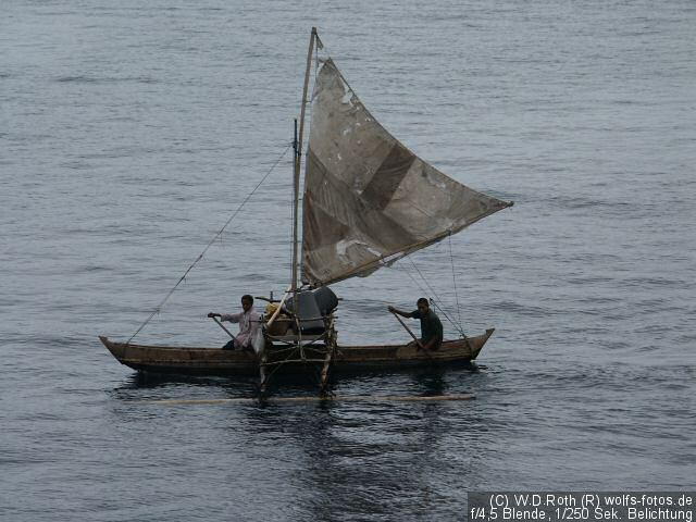 Auslegerboote umkreisen die World Discoverer 6